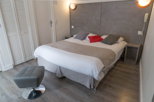 Super Hotel, 208 rue des Pyrénées, 75020, Paris.